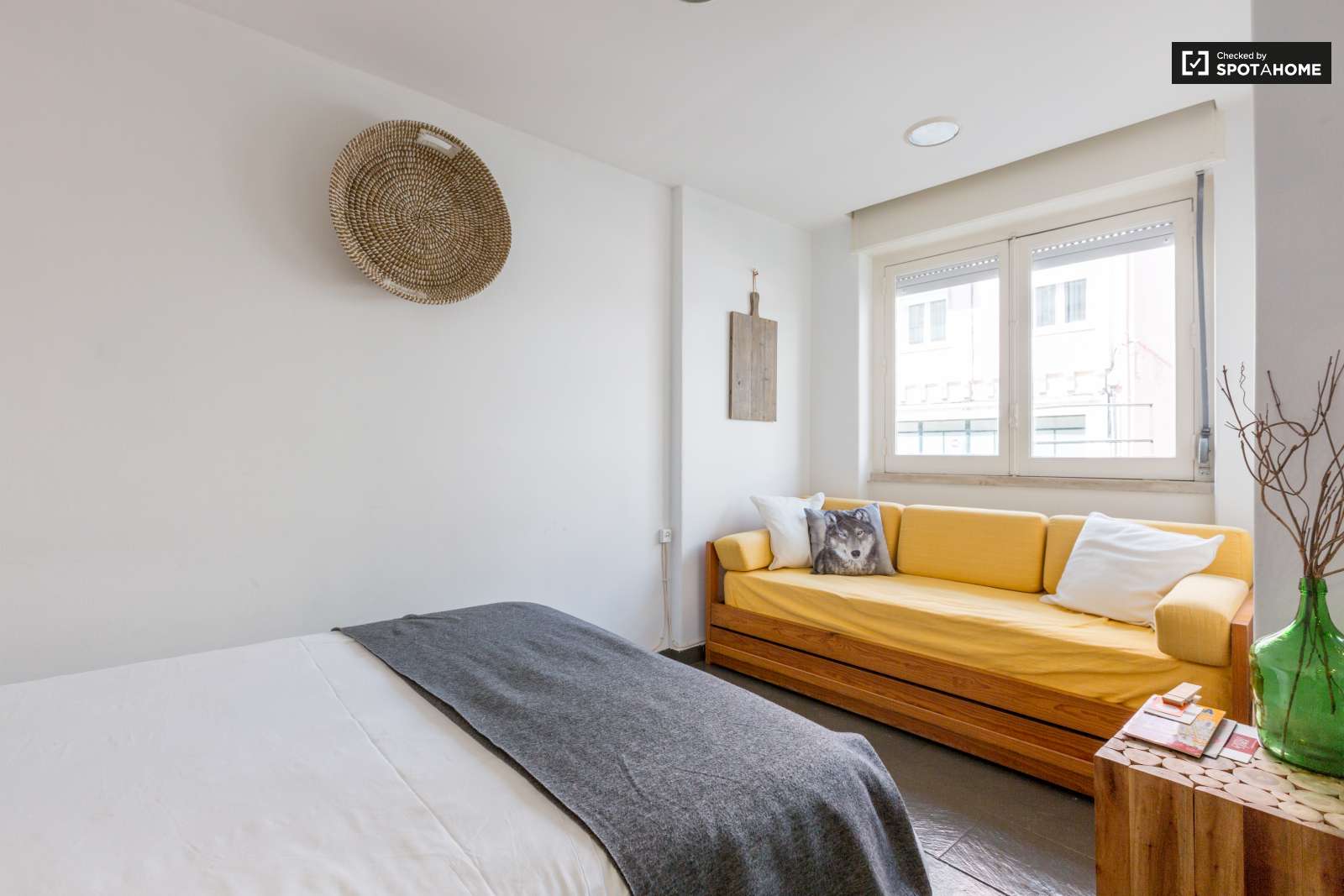 Beauty and Sunny Apartment For Rent In Lisbon