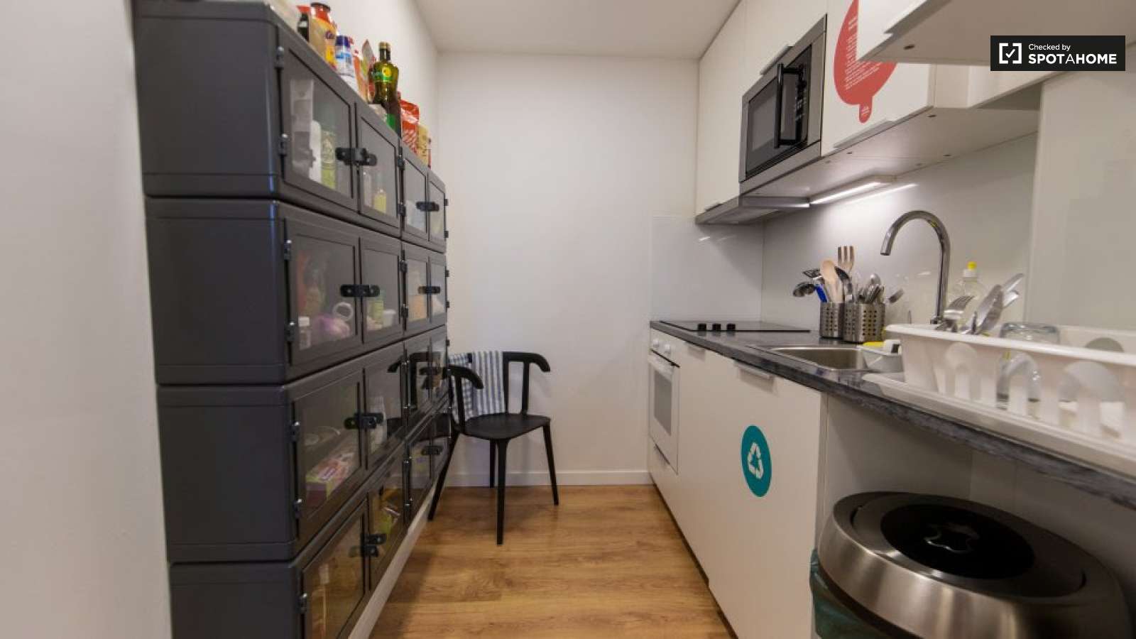 Double bed in Rooms for rent in 5-bedroom apartment near National Library of Portugal in Alvalade