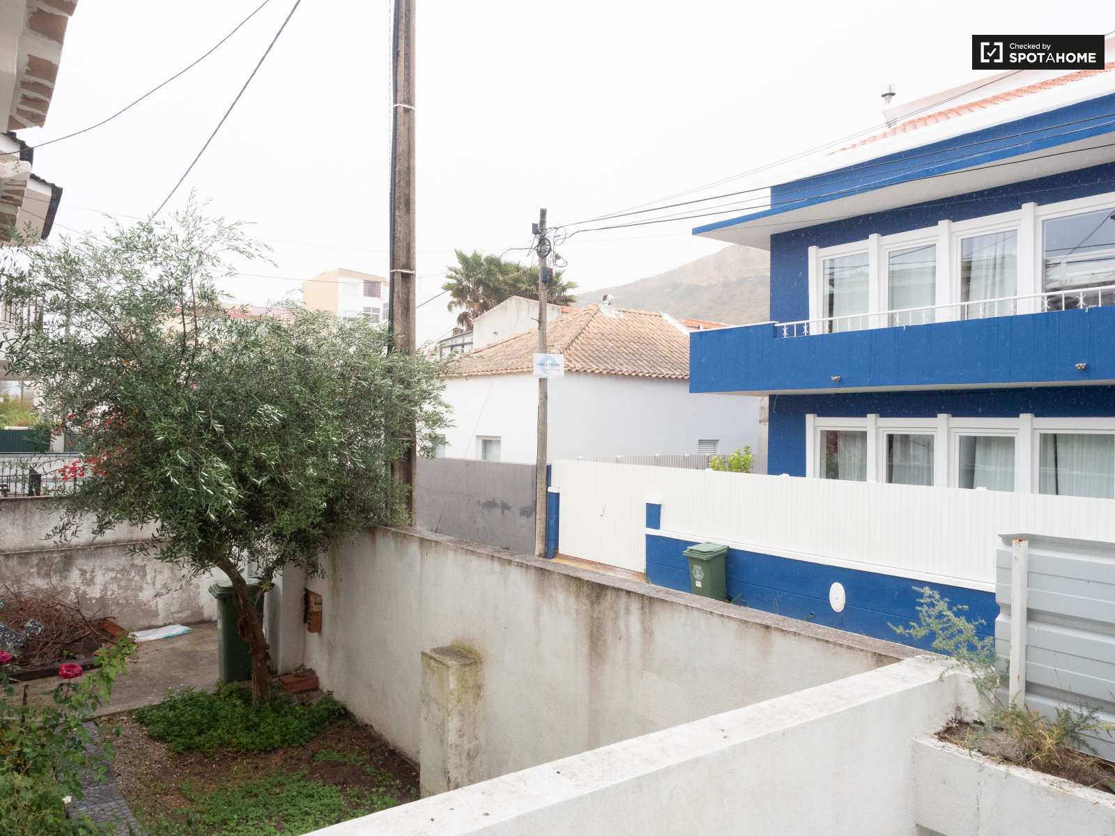 Double bed in Rooms to rent in spacious 6-bedroom house in Caparica, Lisbon