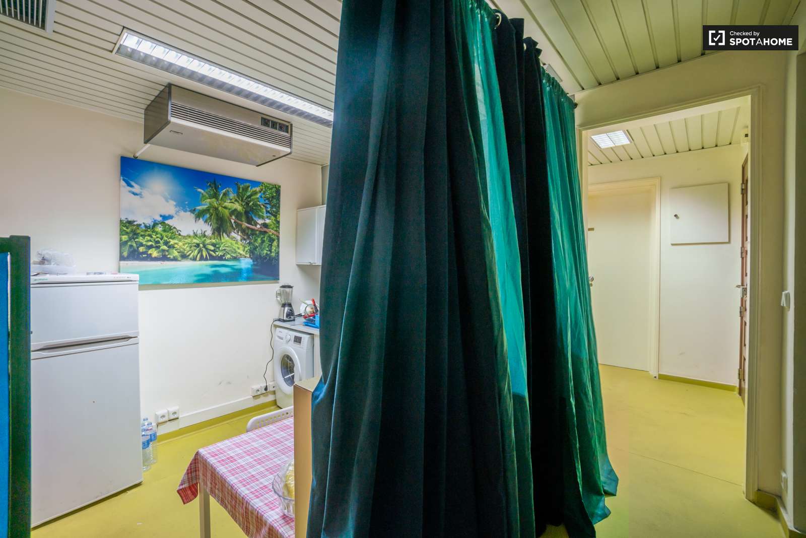 Double bed in Cozy rooms for rent in flatshare in Campo de Ourique