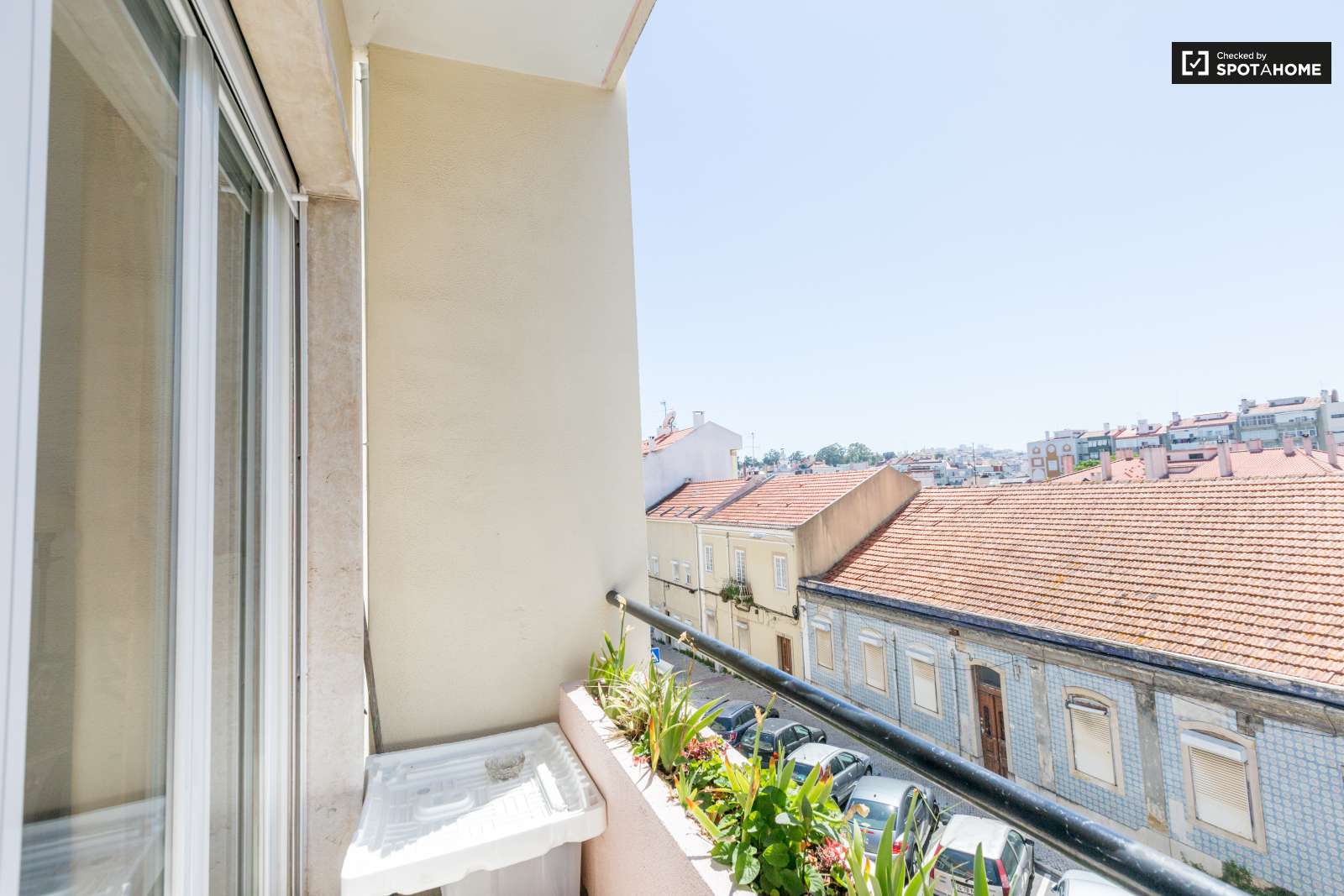 Quarto grande, com muita luz natural e uma varanda fechada. A 15 minutos do Maquês de Pombal em autocarro.