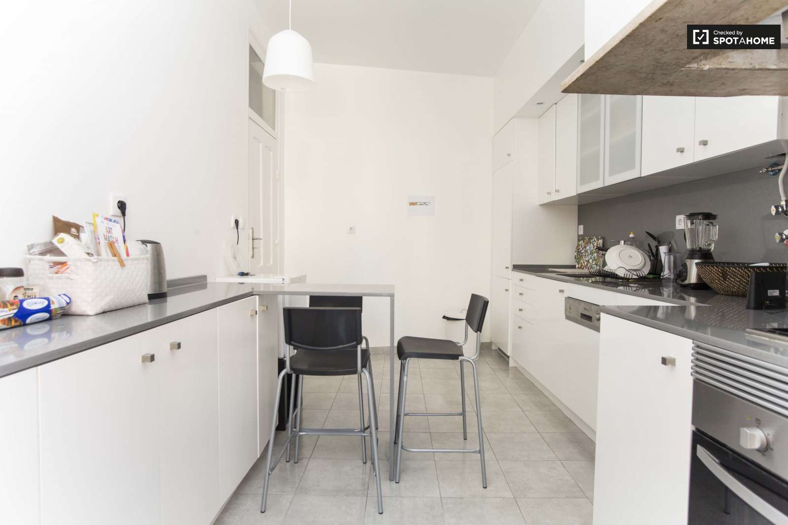 Double bed in Charming rooms for rent in modern 4-bedroom apartment in Alcântara