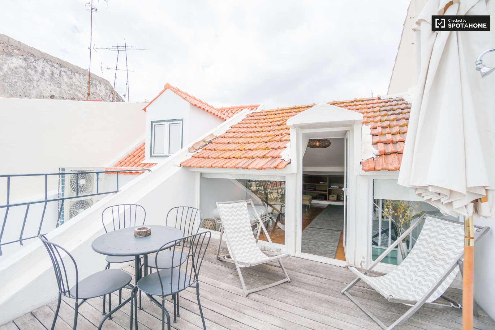 Beautiful 1-bedroom duplex apartment with terrace for rent in Santos