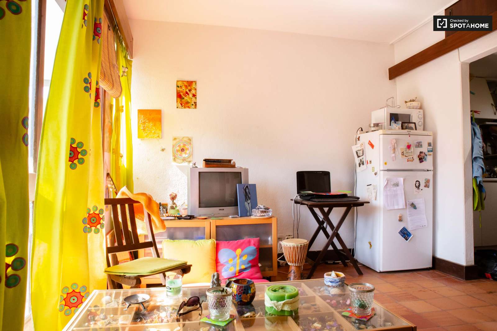Colourful studio apartment for rent in Estoril