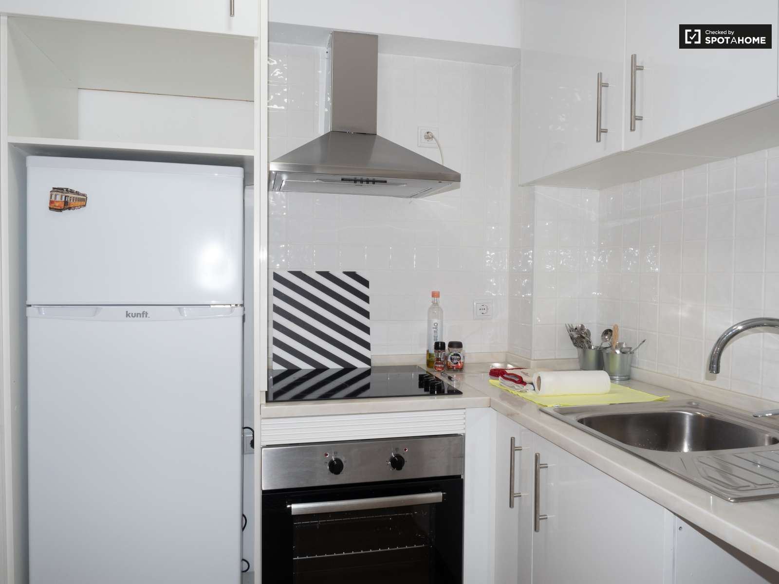 Bright studio apartment for rent in Ajuda