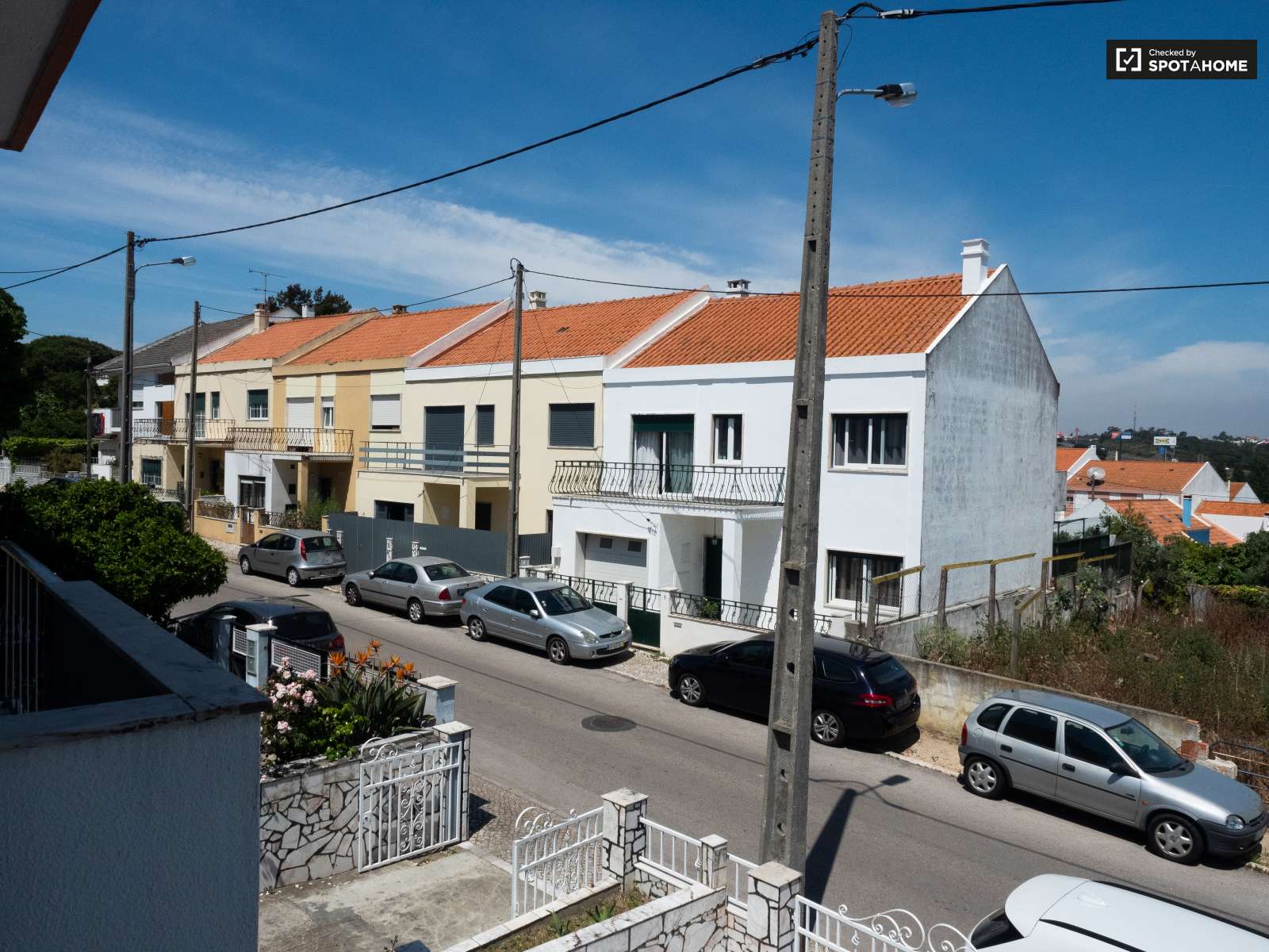 Single Bed in Rooms for rent in spacious 4-bedroom apartment in Corroios