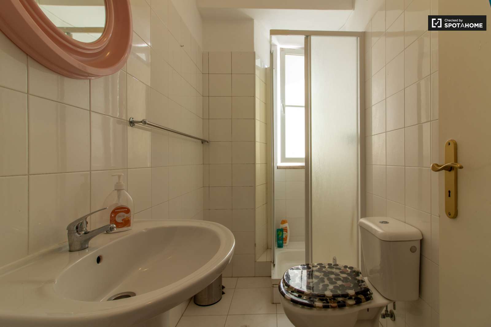 Double bed in Spacious rooms for rent in 6-bedroom apartment in Arroios