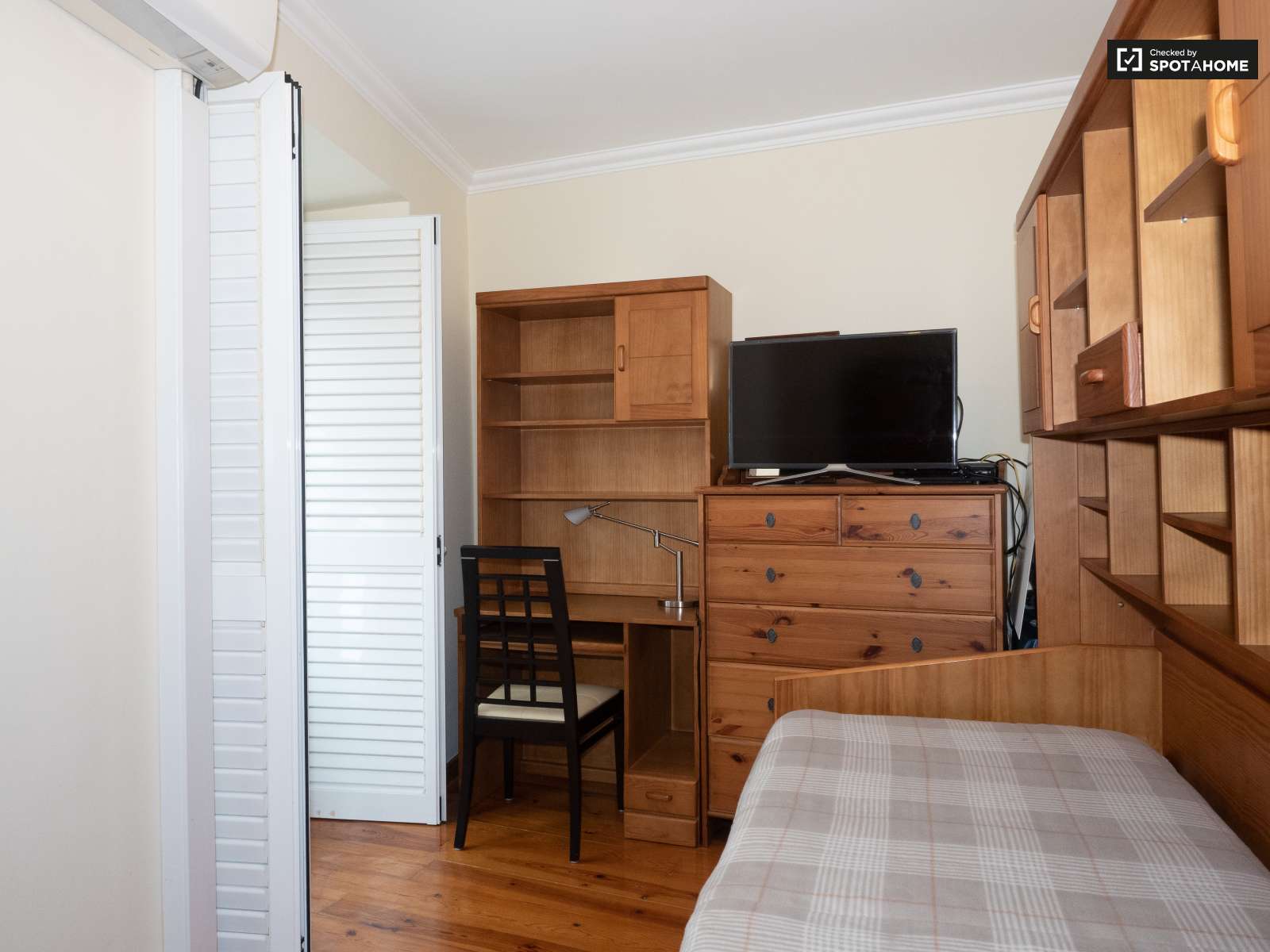 Single Bed in Rooms for rent in 3-bedroom apartment in Santa Maria Maior