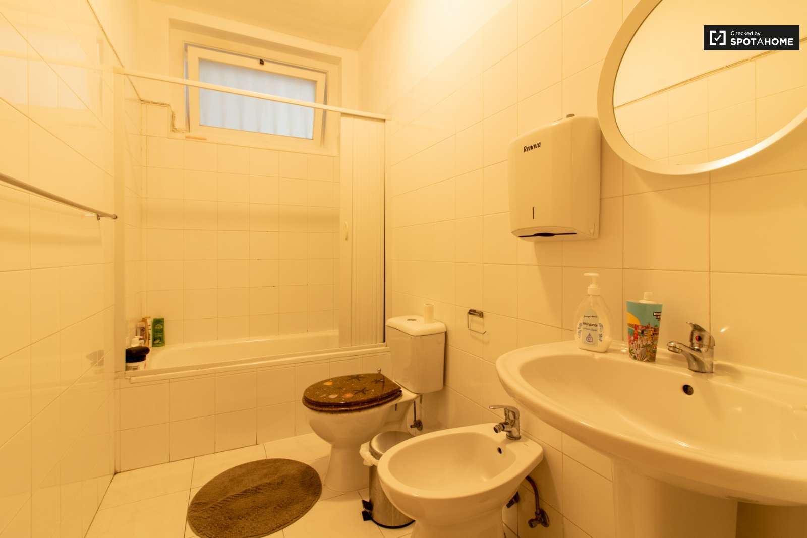 Double bed in Spacious rooms for rent in 6-bedroom apartment in Arroios