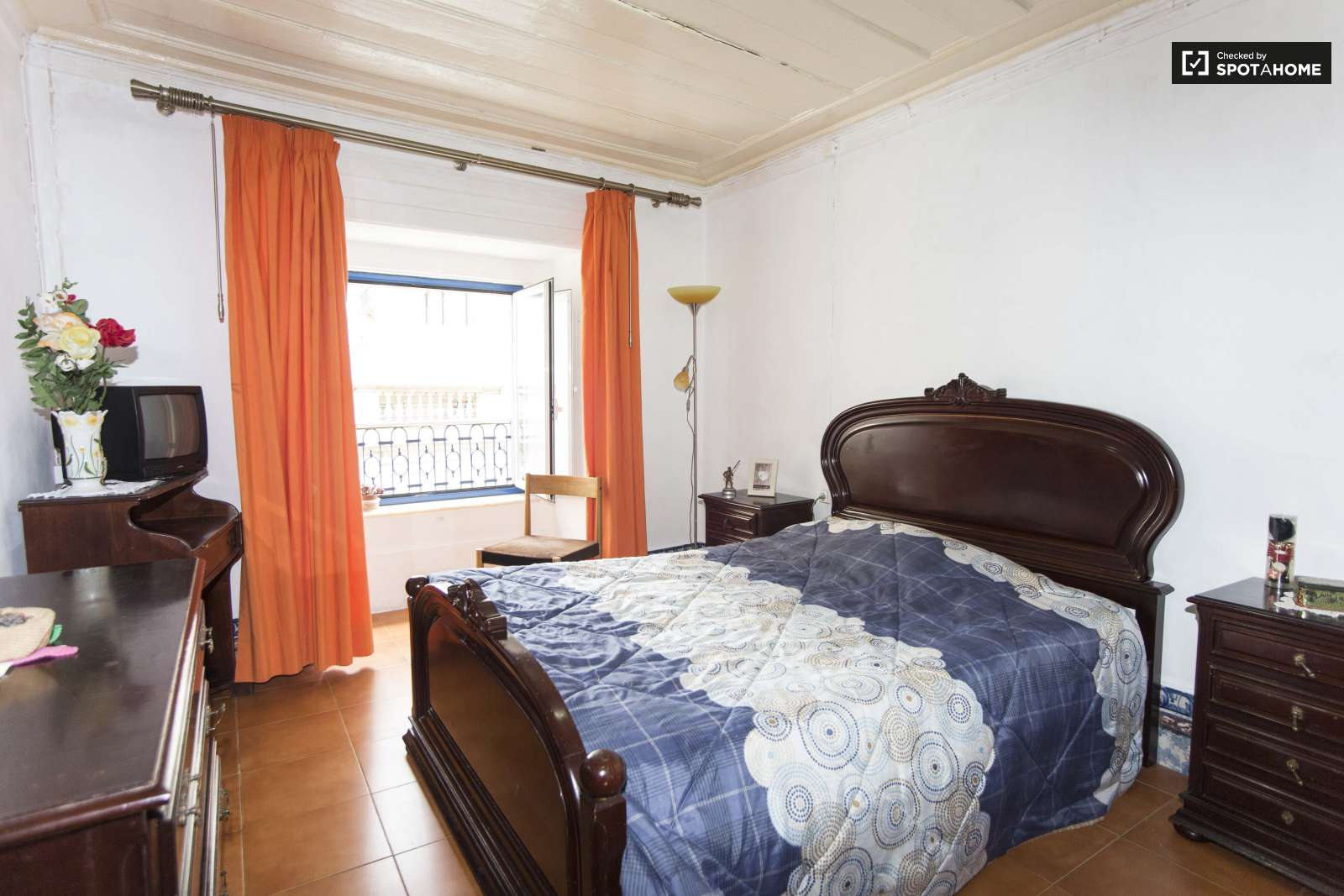 Double bed in Rooms for rent in furnished 2-bedroom apartment in Bairro Alto