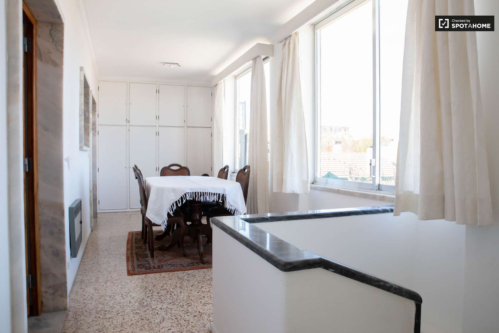 Double bed in Rooms for rent in charming 5-bedroom house in Estoril