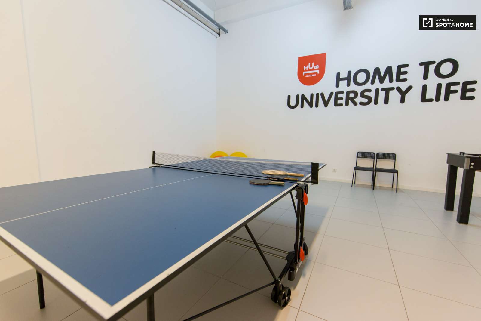 Double bed in En-suite rooms for rent in large residence in Alvalade