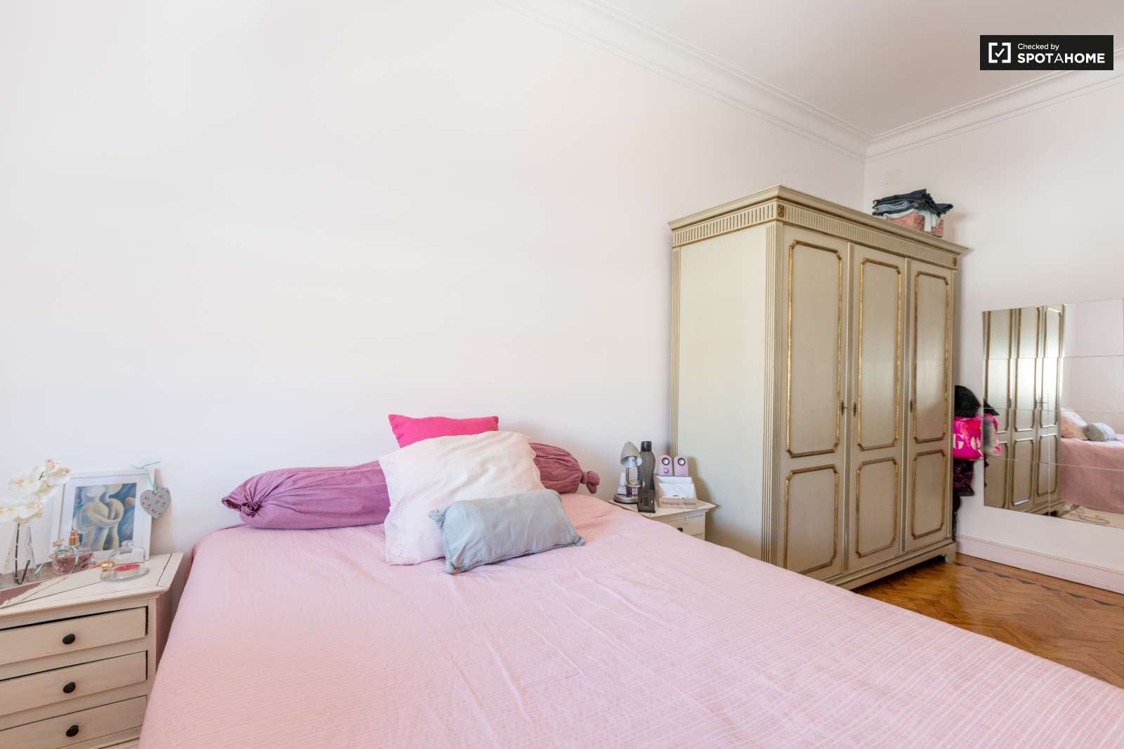 Quarto grande, com muita luz natural e uma varanda fechada. A 15 minutos do Maquês de Pombal em autocarro.