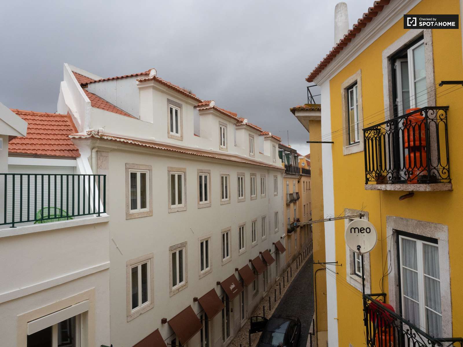 Single Bed in Rooms for rent in 3-bedroom apartment in Santa Maria Maior