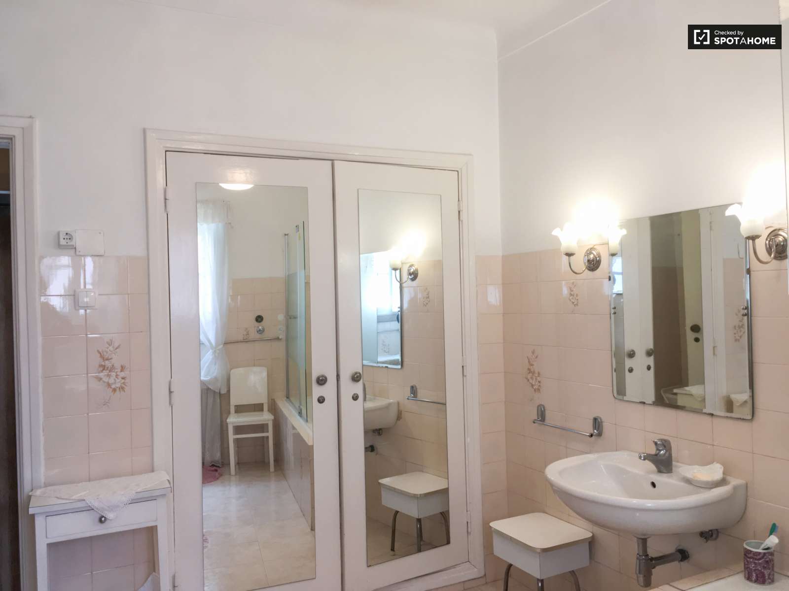 Spacious 3-bedroom apartment for rent in Areeiro