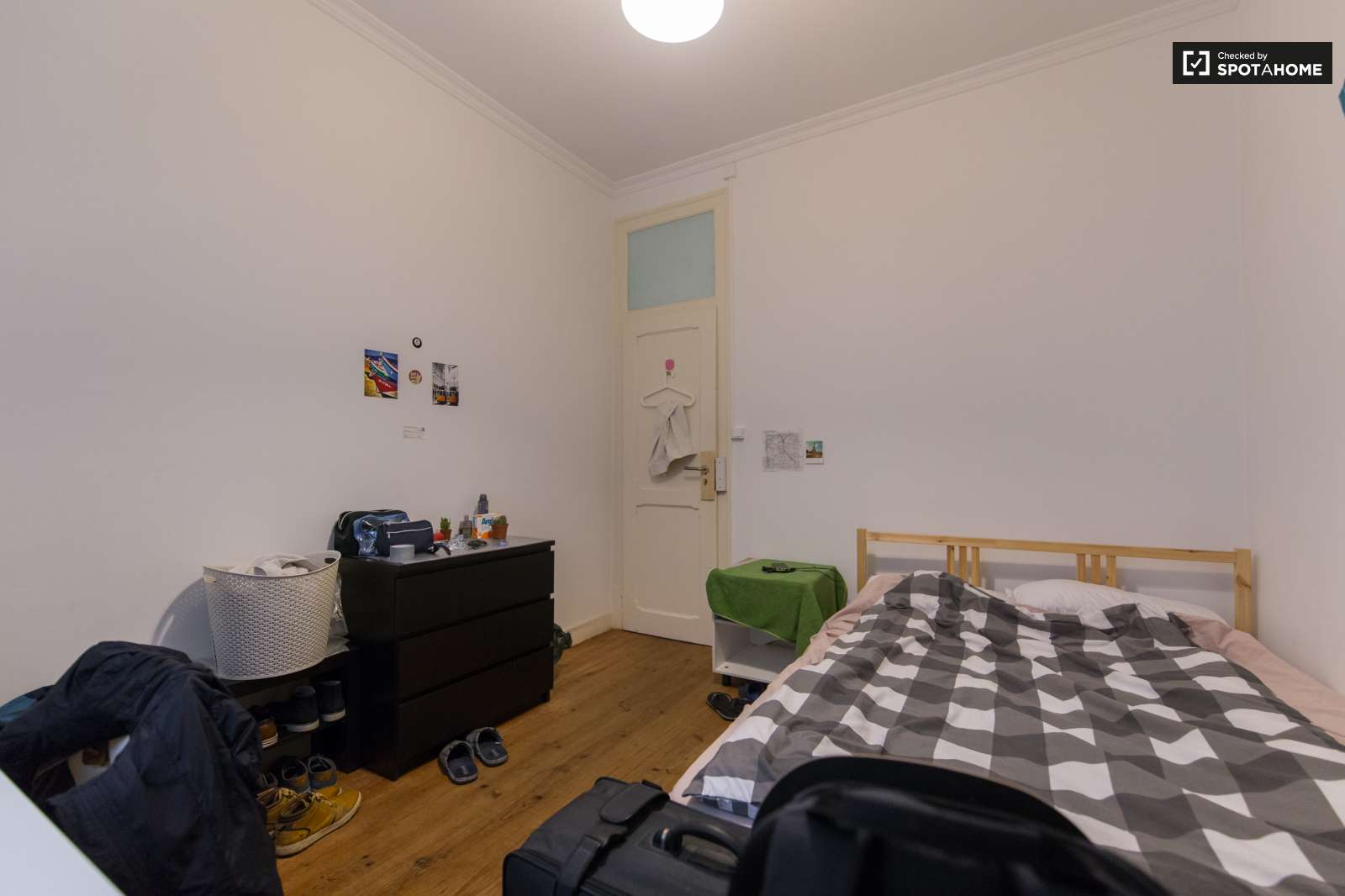 Double bed in Rooms for rent in modern 7-bedroom apartment in Avenidas Novas