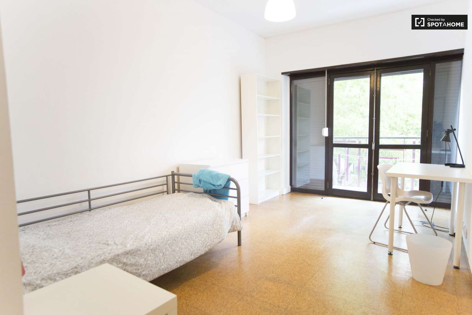 Single Bed in Furnished rooms for rent in super cool shared students residence in Avenidas Nova