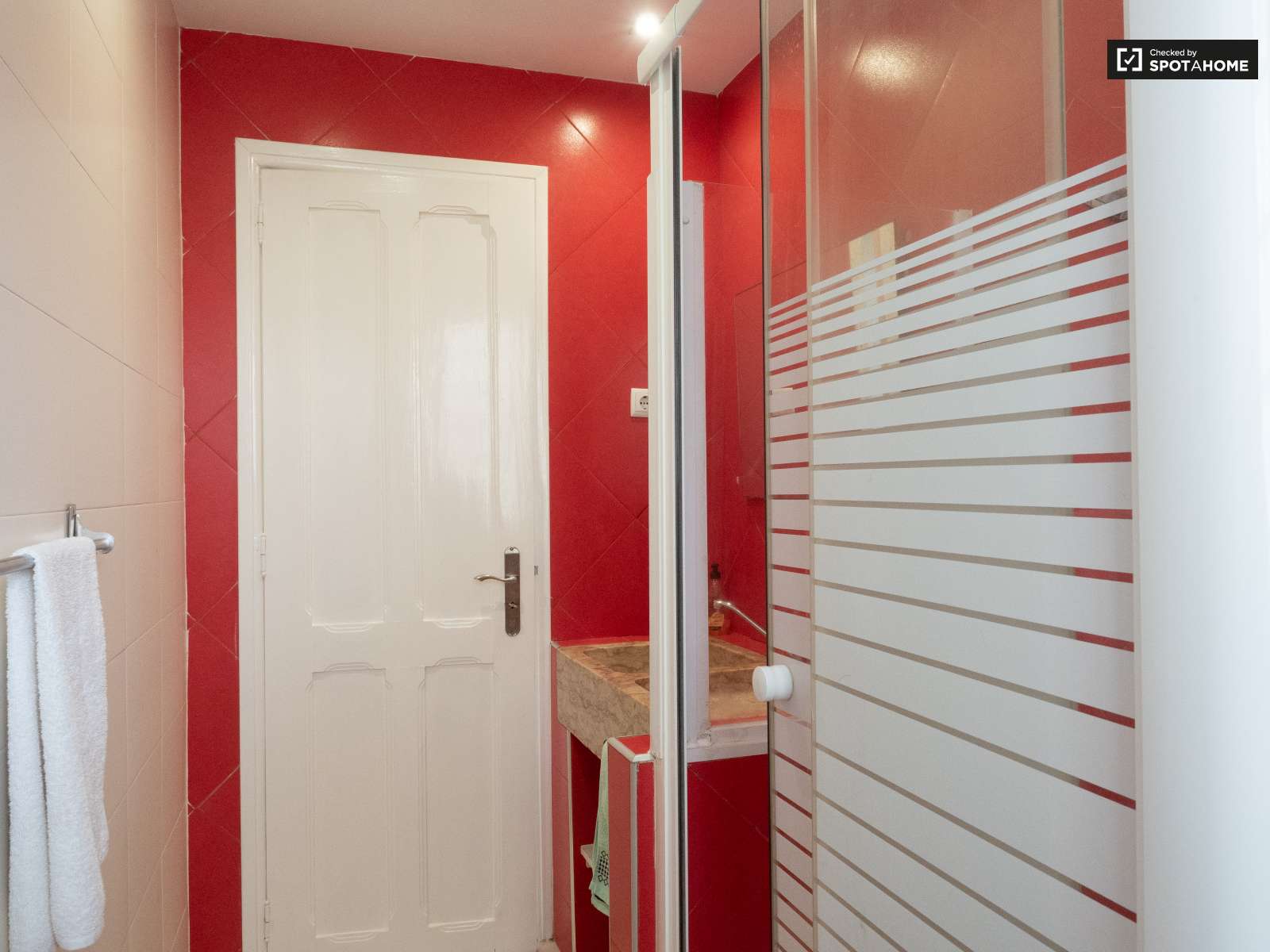 Double bed in Rooms to rent in spacious 6-bedroom house in Caparica, Lisbon