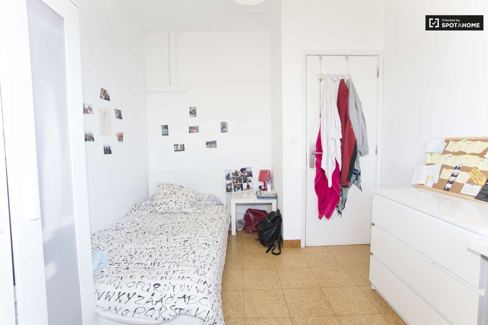 Single Bed in Furnished rooms for rent in super cool shared students residence in Avenidas Nova