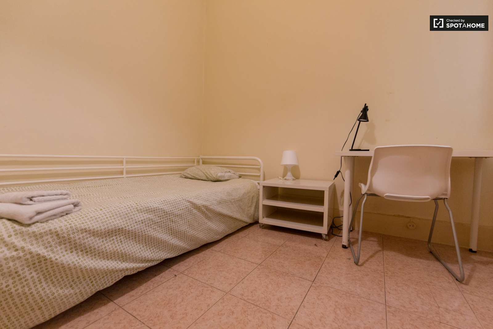 Twin Beds in Modern rooms for rent in 6-bedroom apartment in Avenidas Novas