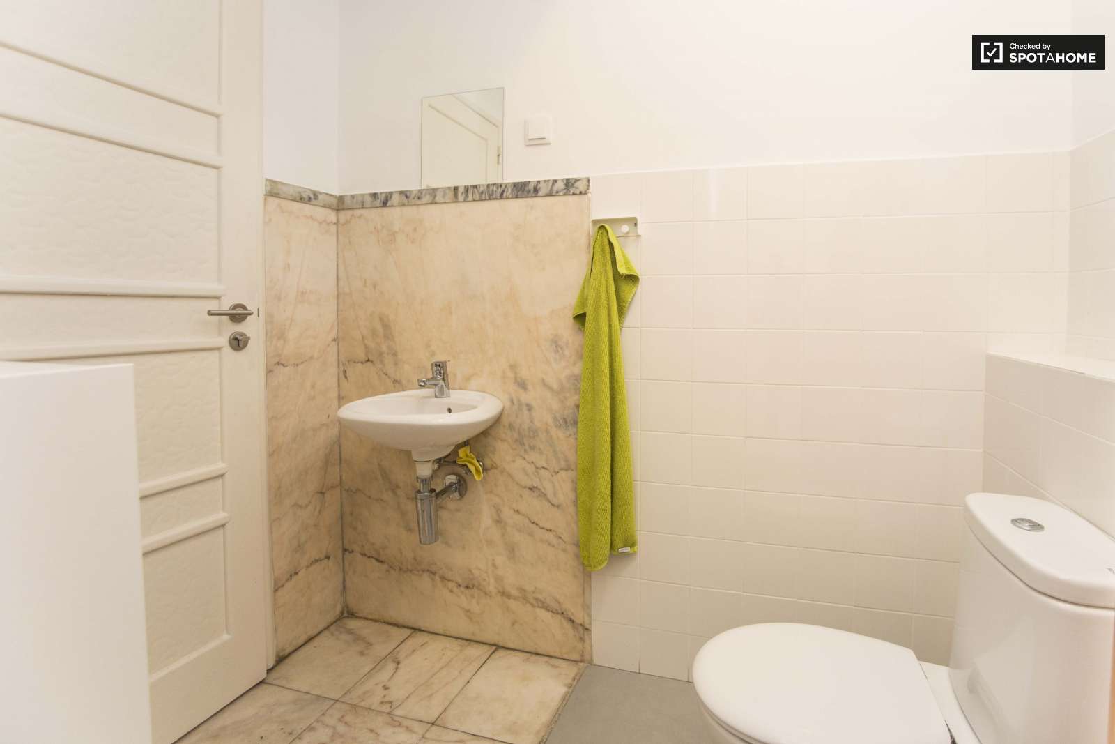 double room next LARANJEIRO METRO, ALMADA, LISBON