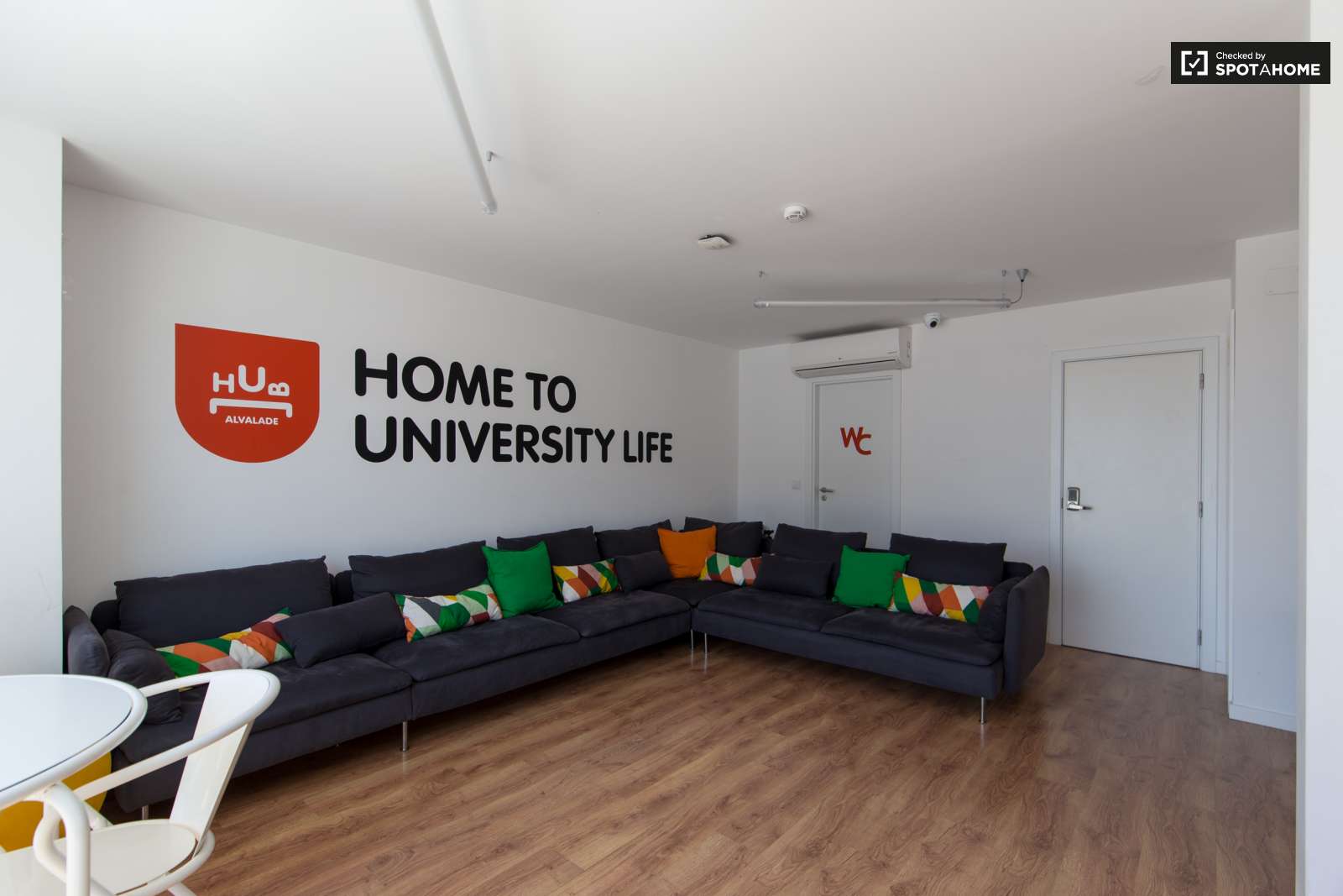 Double bed in En-suite rooms for rent in large residence in Alvalade