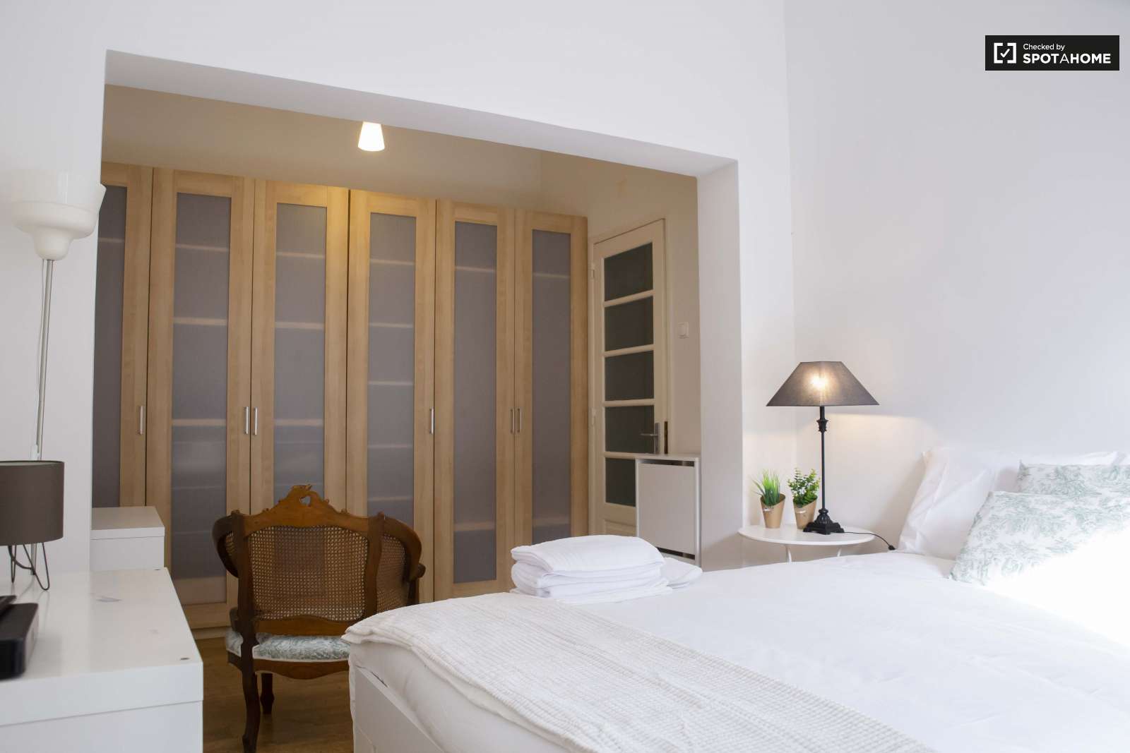 Double bed in Rooms for rent in sunny 3-bedroom apartment in São Domingos de Benfica