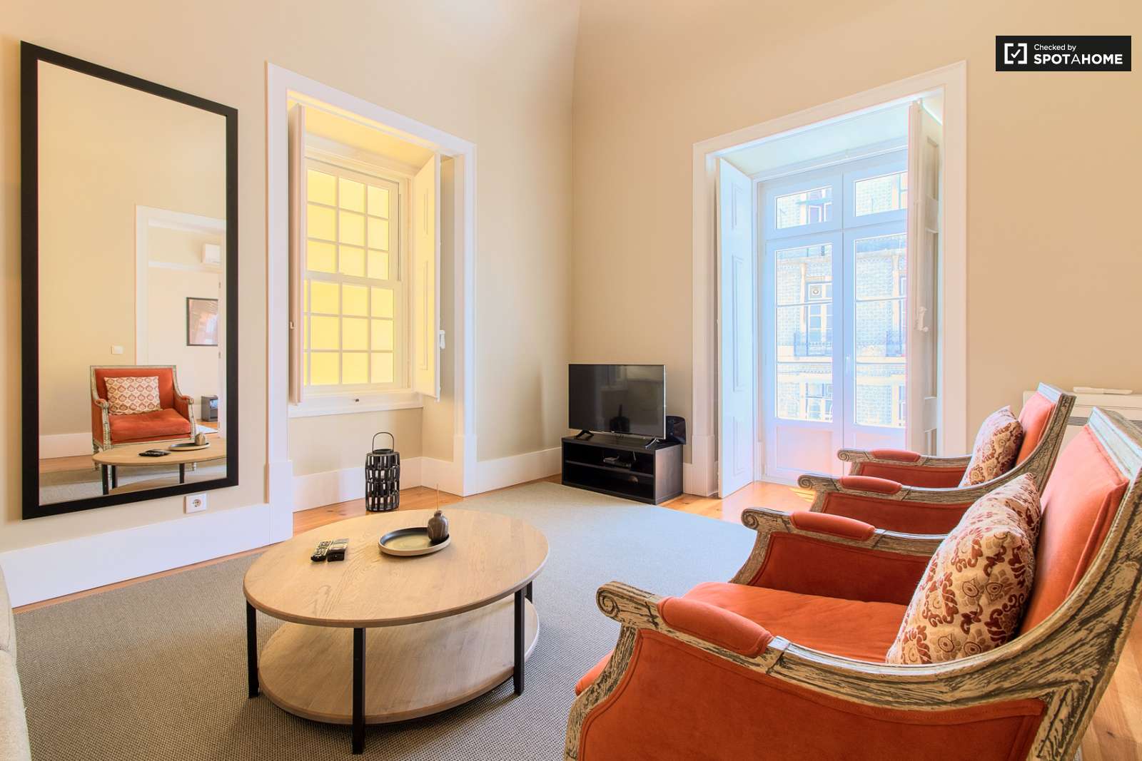 Sleek 2-bedroom apartment with balconies and AC for rent in Cais do Sodré