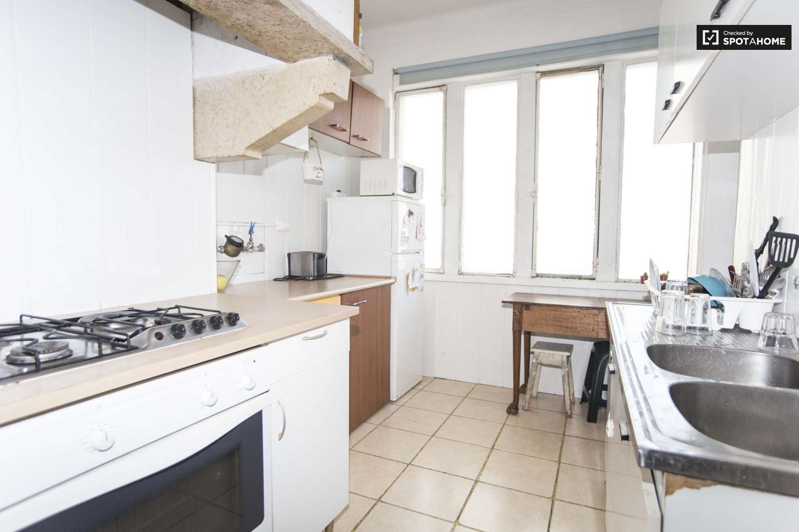 New Large sunny room central Lisbon 1km IST