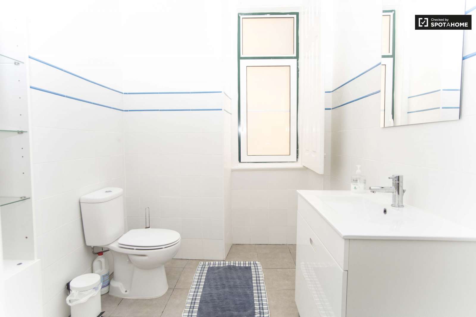 Double bed in Charming rooms for rent in modern 4-bedroom apartment in Alcântara