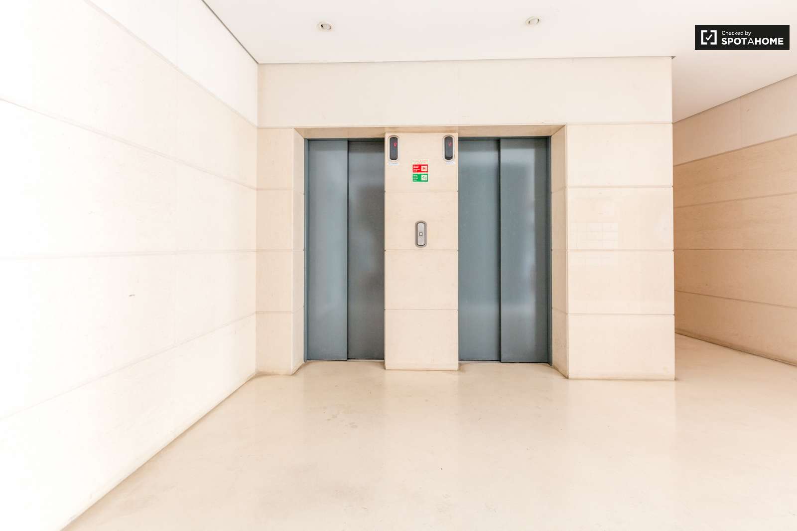 Delightful 1-bedroom apartment with parking garage for rent in Graça e São Vicente