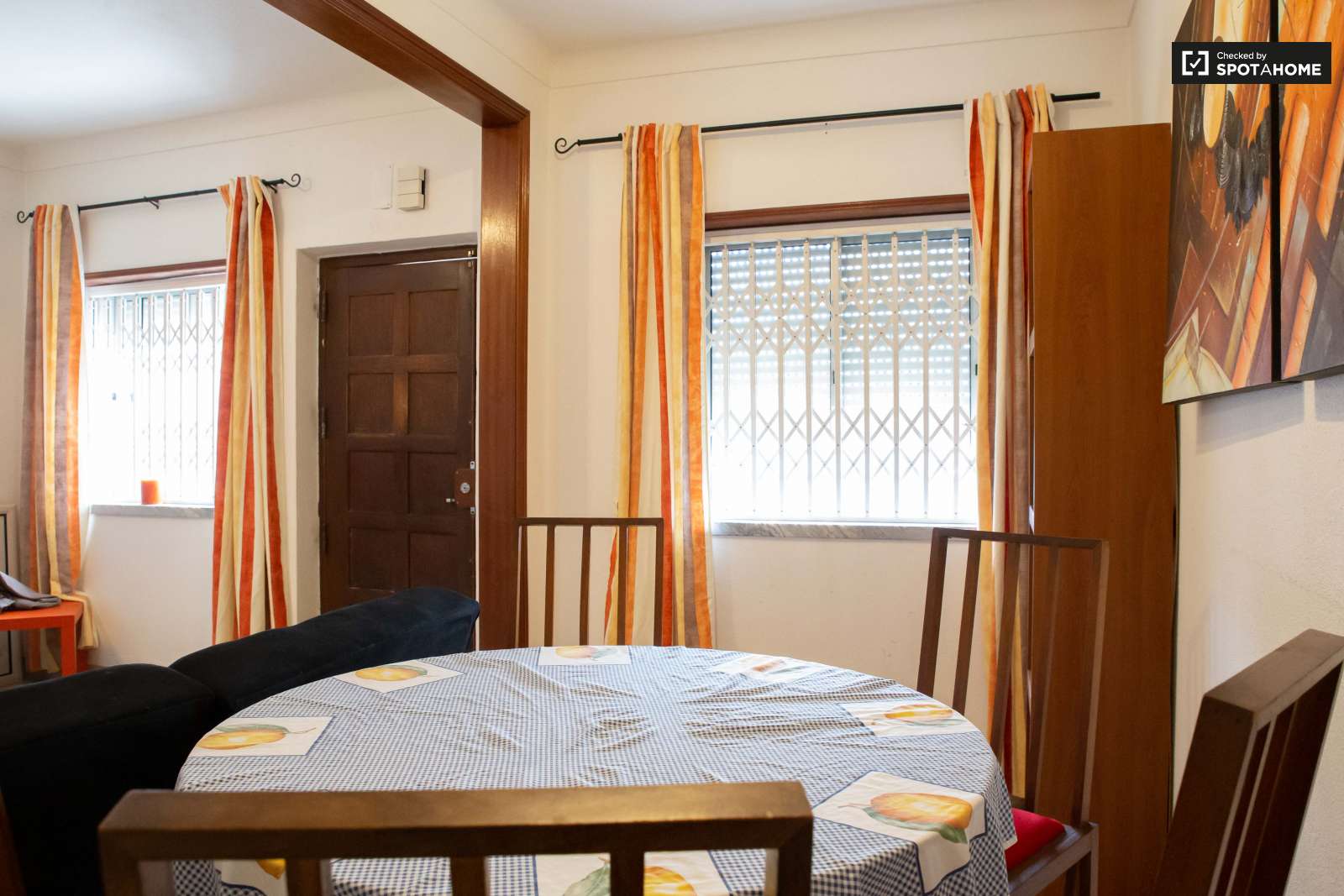 Double bed in Spacious rooms for rent in 5-bedroom house in Sao Domingos de Rana