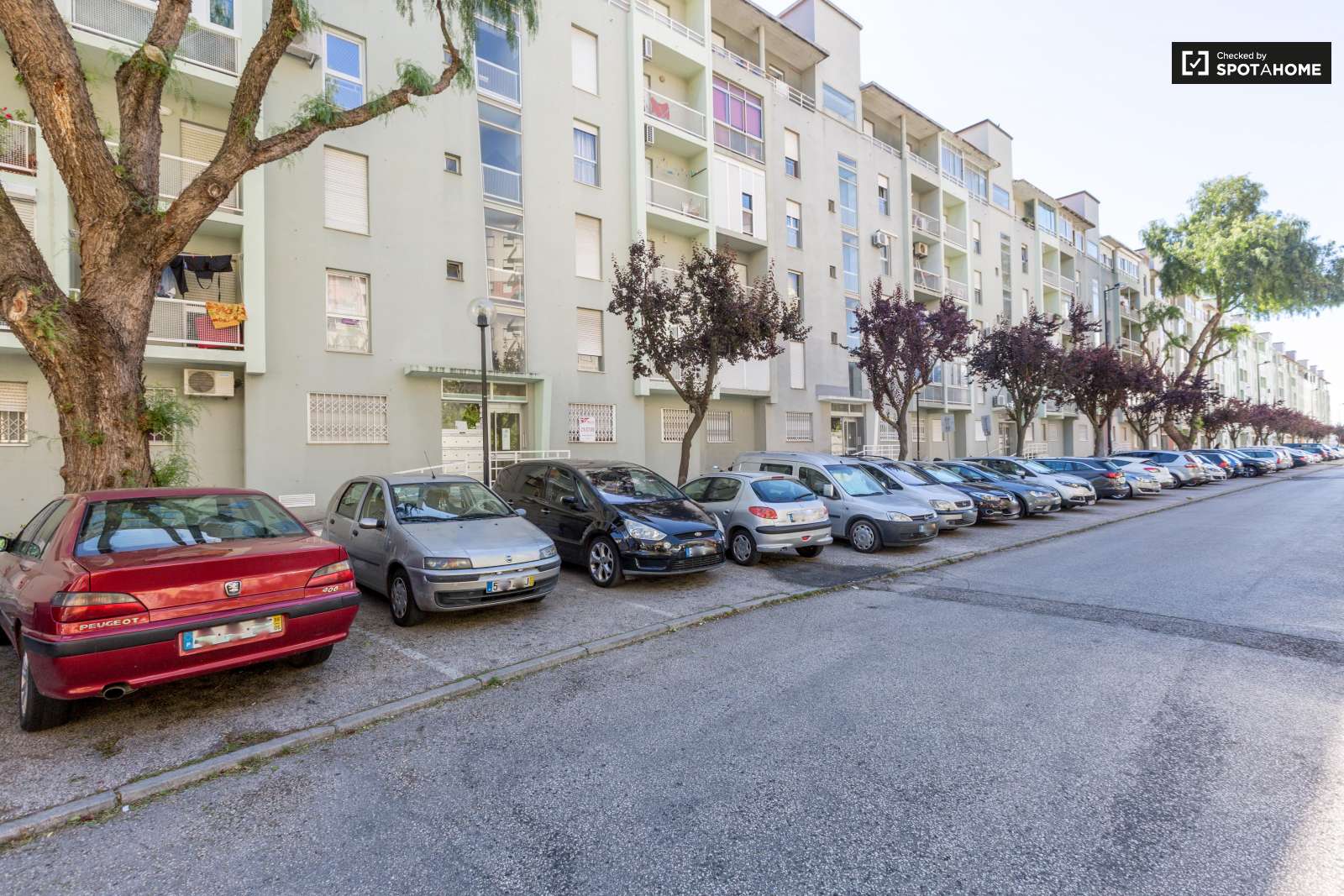 Single Bed in Rooms and beds to rent in 4-bedroom apartment near Bela Vista Park in Marvila