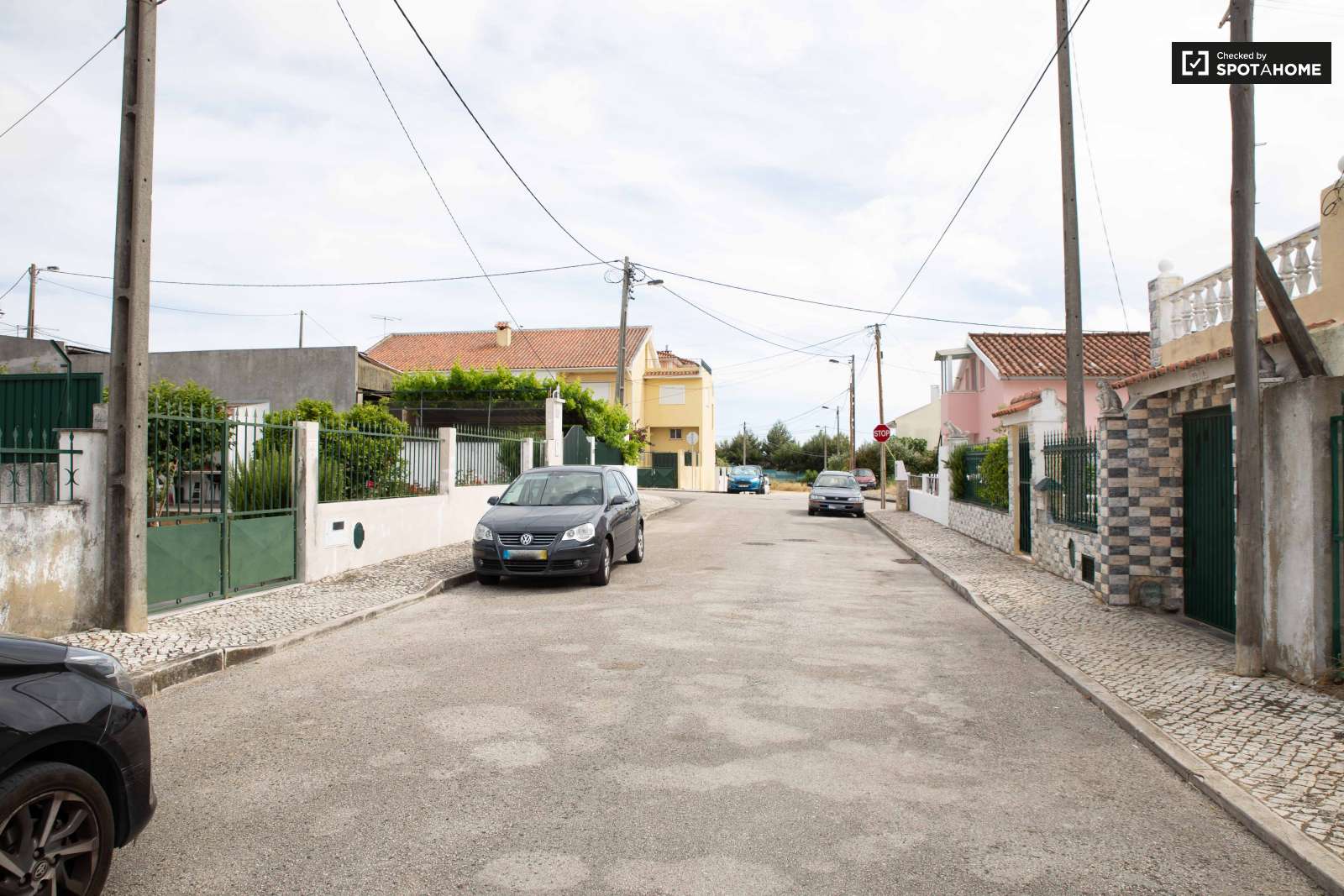 Double bed in Spacious rooms for rent in 5-bedroom house in Sao Domingos de Rana