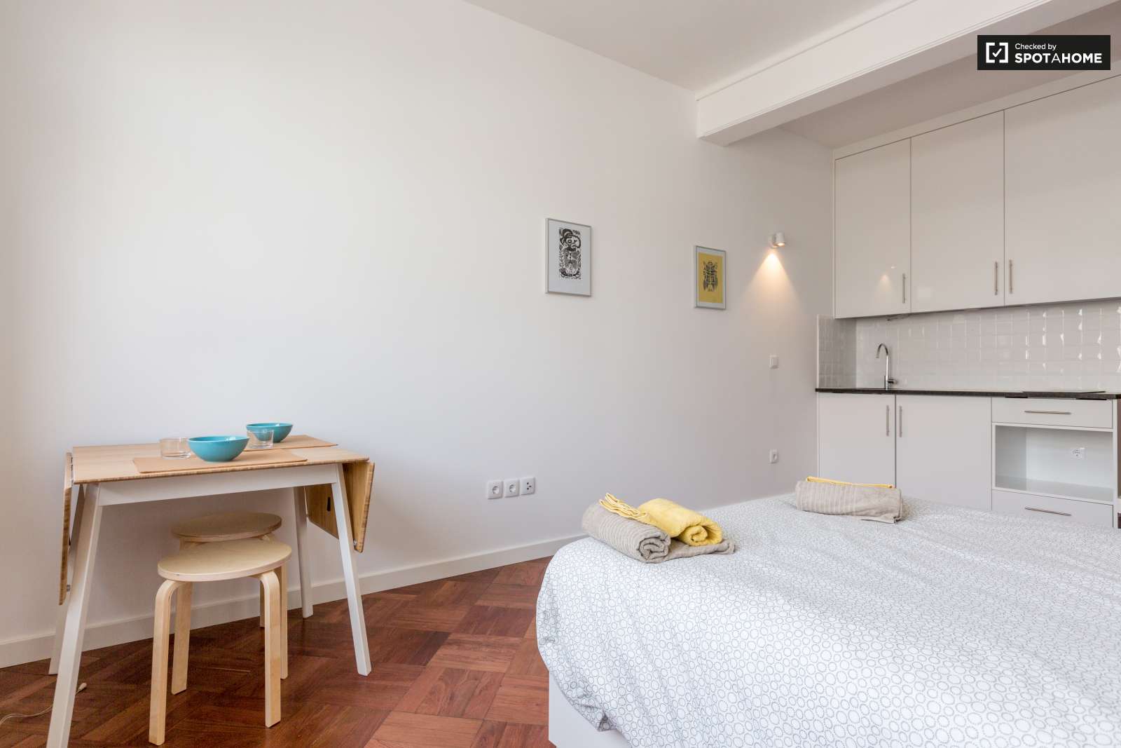 Quarto com casa banho privada para 2 pessoas. A 20 minutos da baixa da cidade.