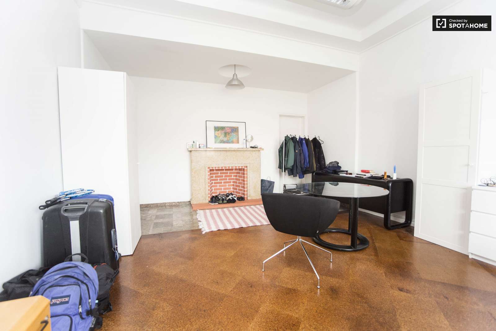 Double bed in Furnished rooms for rent in spacious 9-bedroom apartment in Arroios