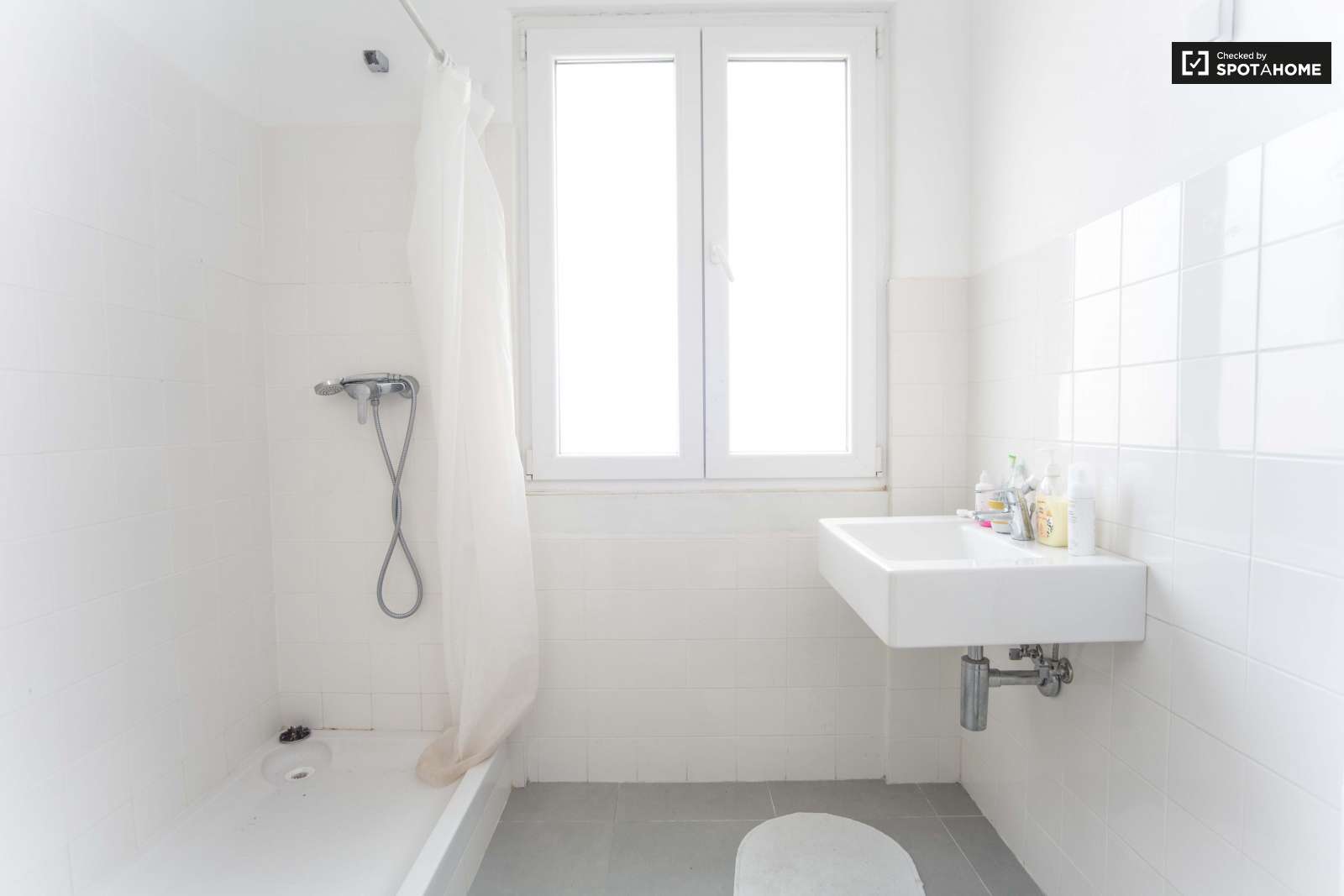 double room next LARANJEIRO METRO, ALMADA, LISBON