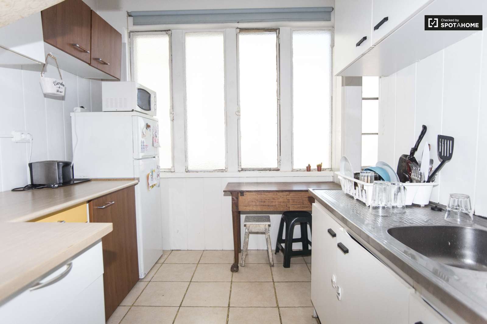 New Large sunny room central Lisbon 1km IST