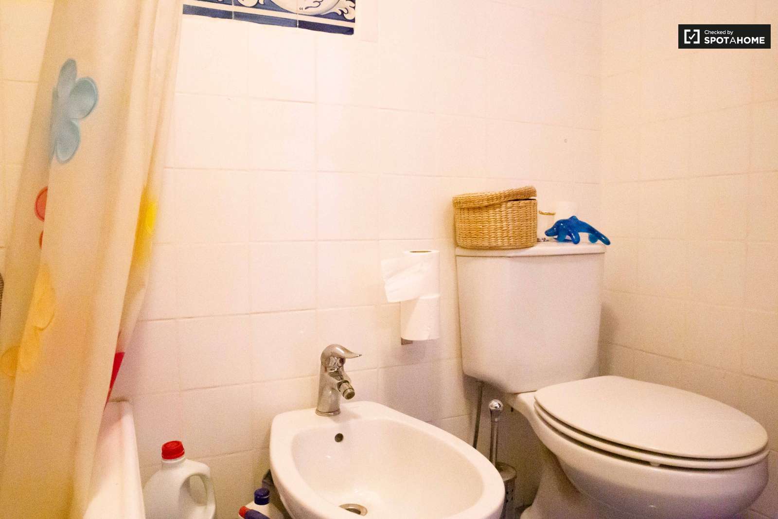 Colourful studio apartment for rent in Estoril