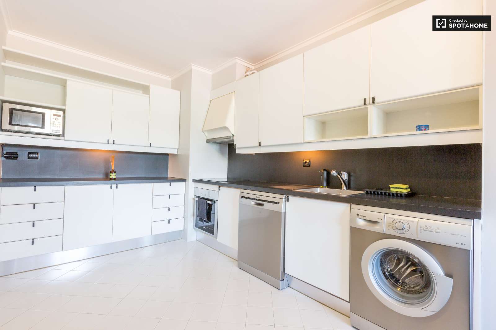 2-bedroom apartment with balcony for rent in São Domingos de Benfica