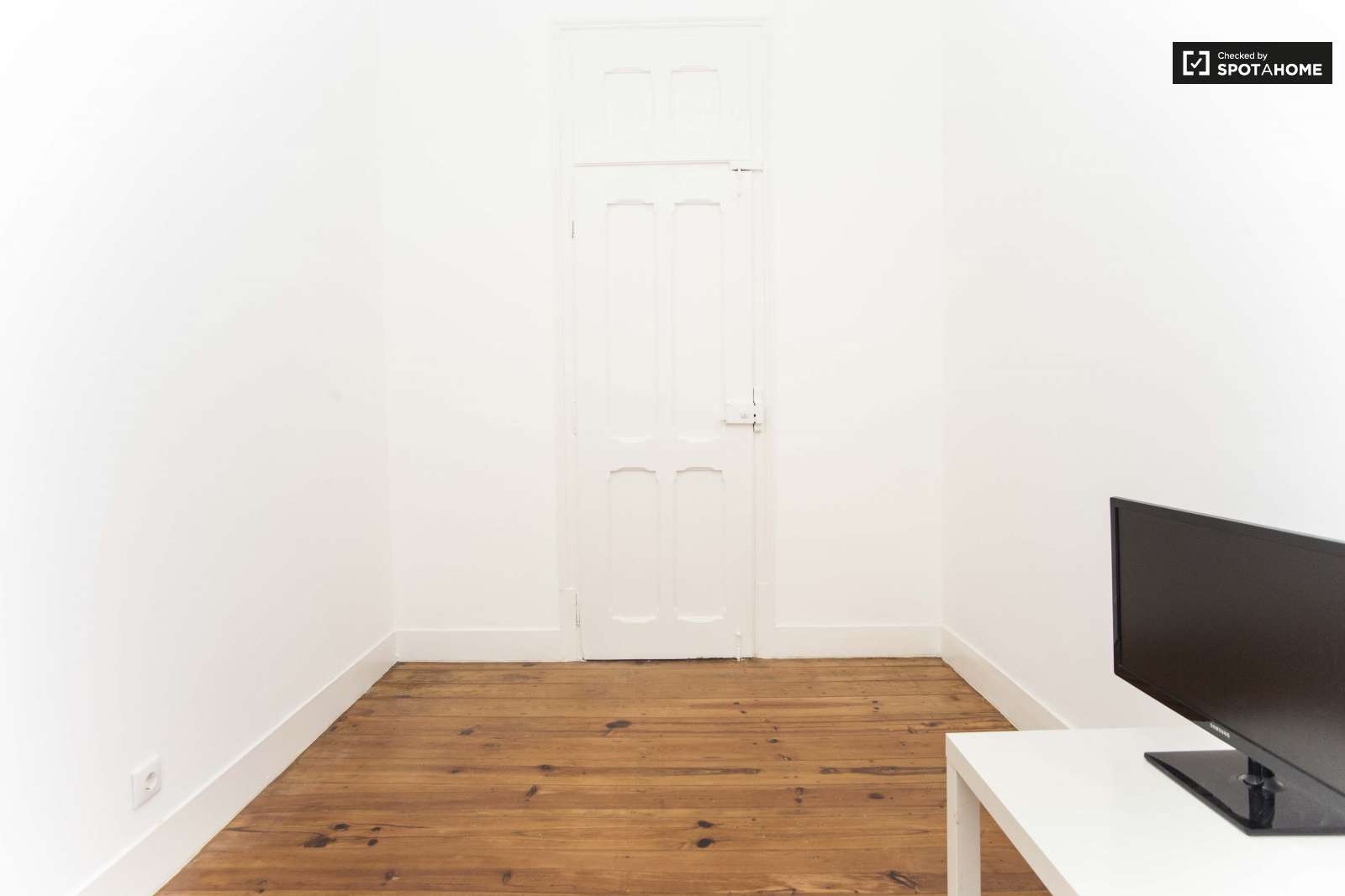 Double bed in Charming rooms for rent in modern 4-bedroom apartment in Alcântara