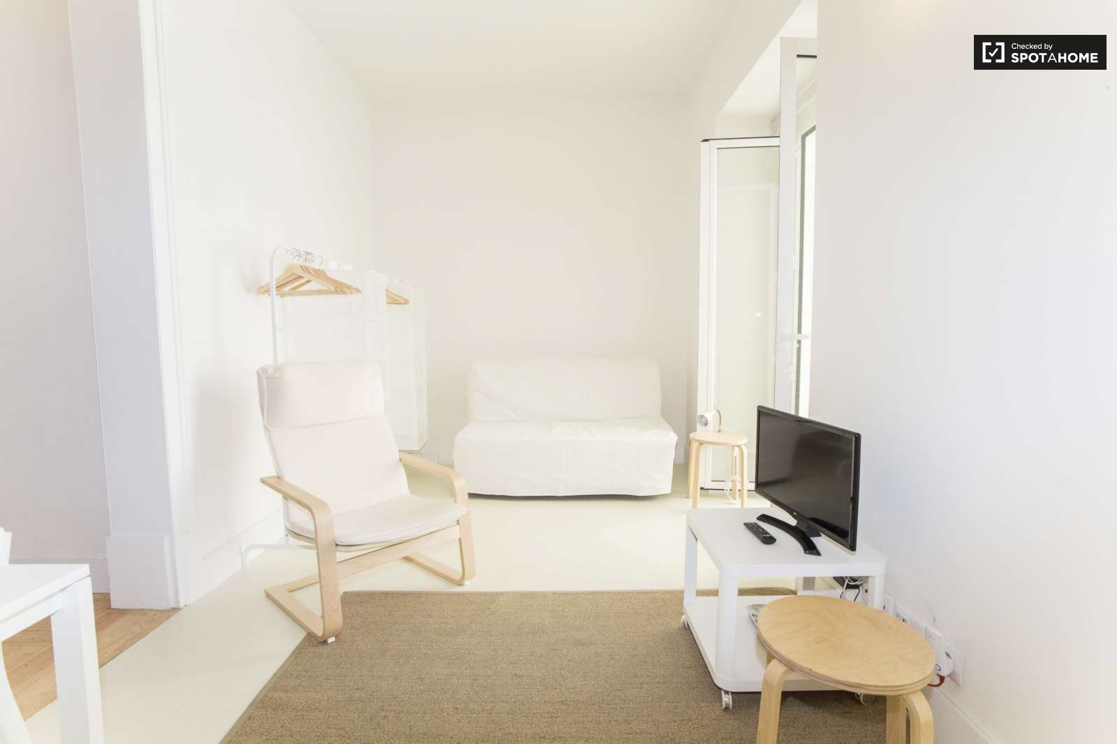 Cosy studio apartment with terrace for rent in Penha de França