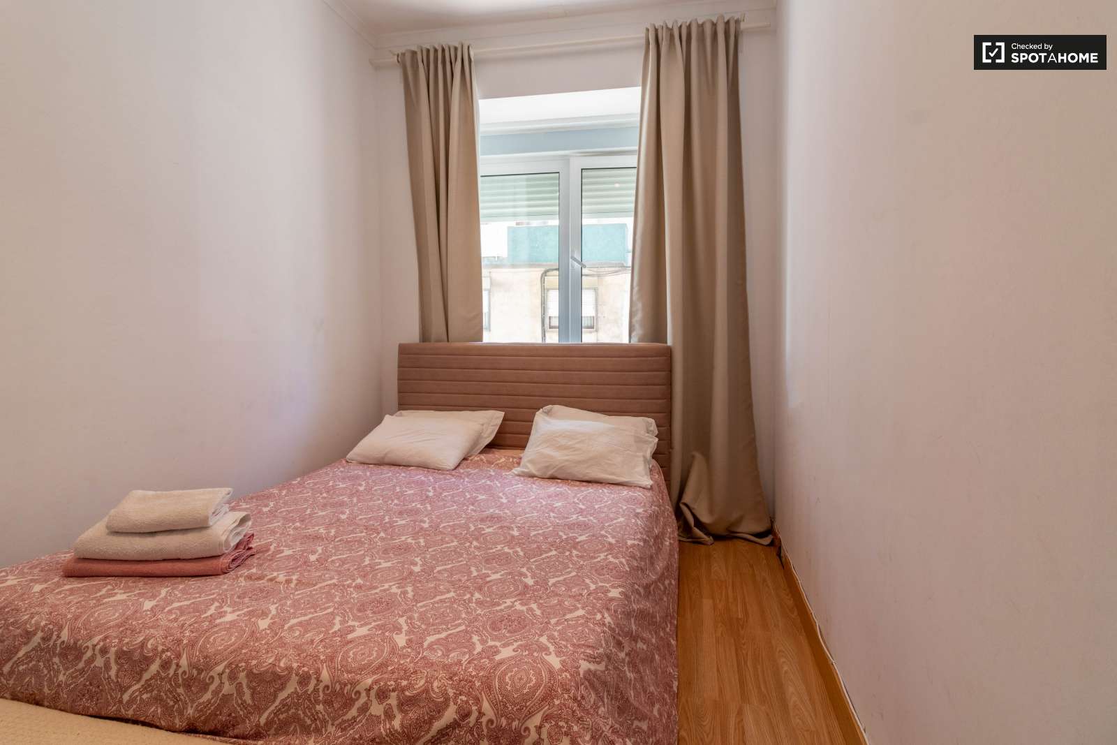 Spacious 2-bedroom apartment for rent in Arroios