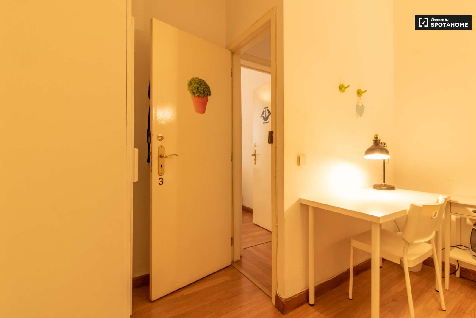 Double bed in Spacious rooms for rent in 6-bedroom apartment in Arroios