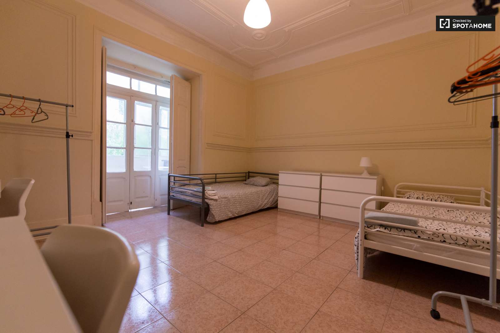 Single Bed in Modern rooms for rent in 6-bedroom apartment in Avenidas Novas