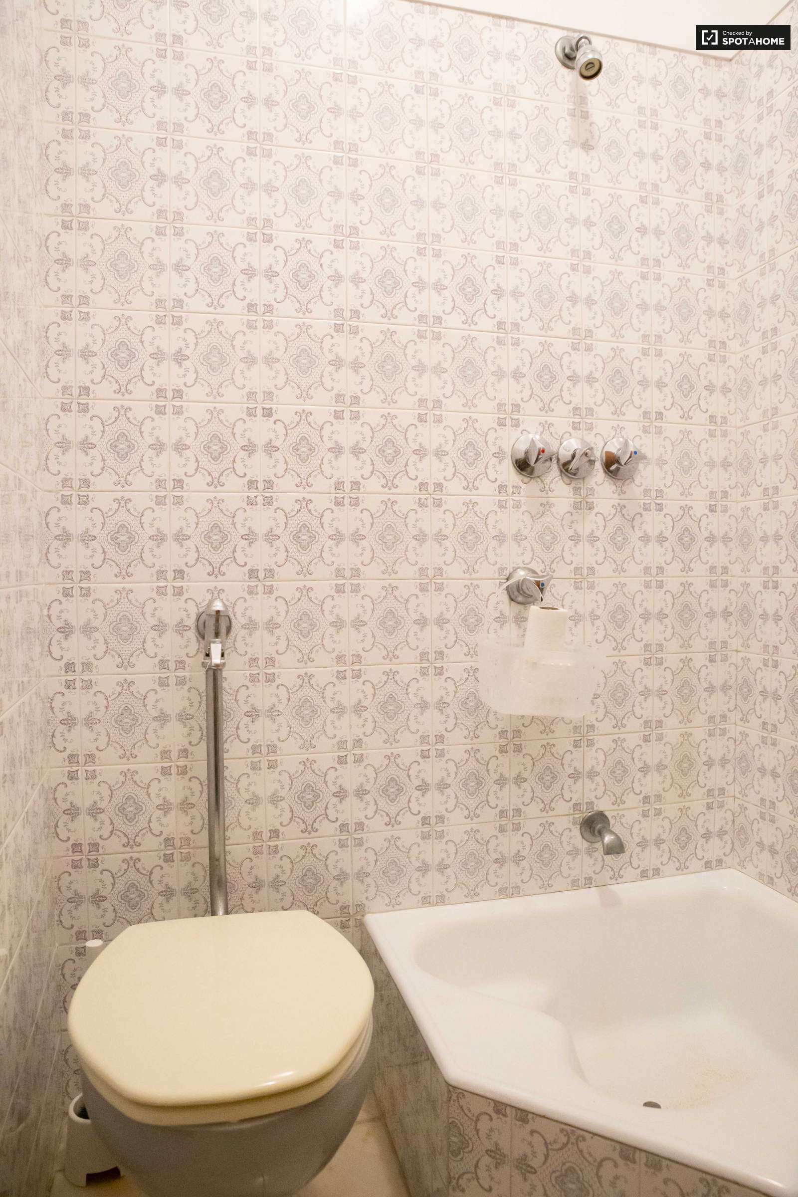 Double bed in Rooms for rent in charming 5-bedroom house in Estoril