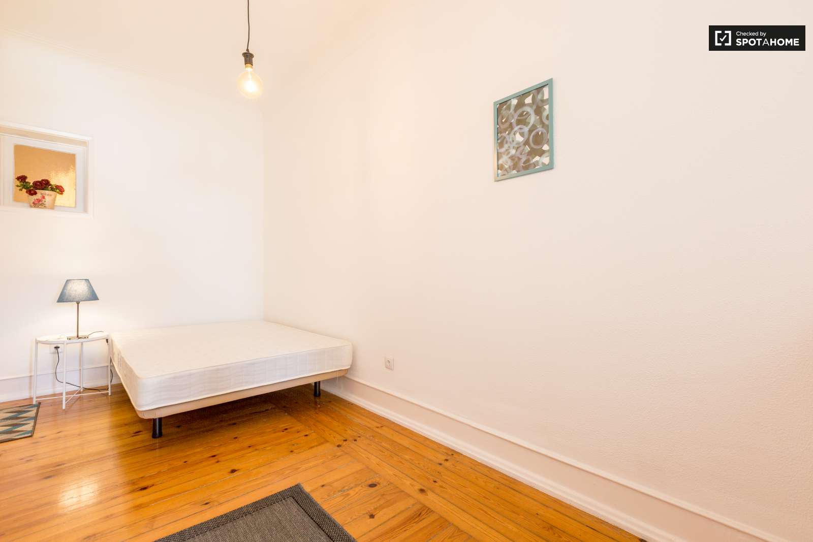 Double bed in Rooms for rent in beautiful 6-bedroom apartment near Roma-Areeiro train station