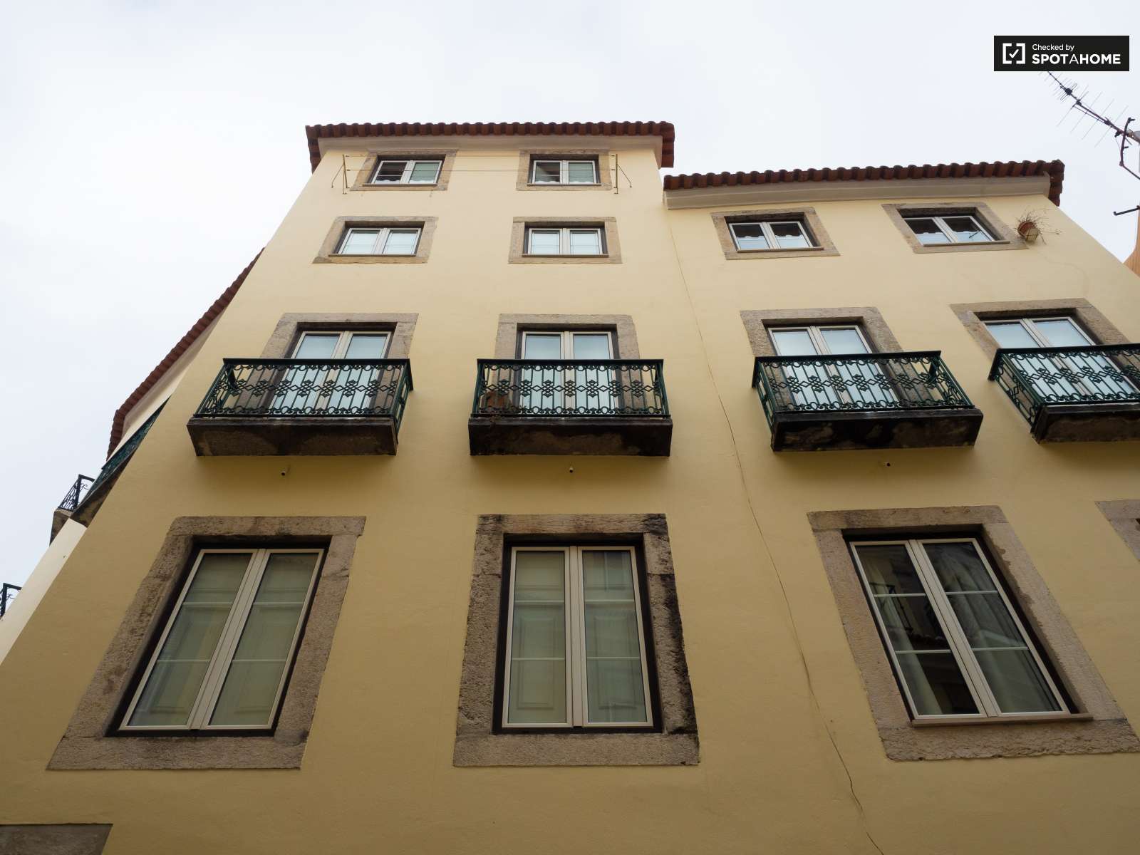 Single Bed in Rooms for rent in 3-bedroom apartment in Santa Maria Maior