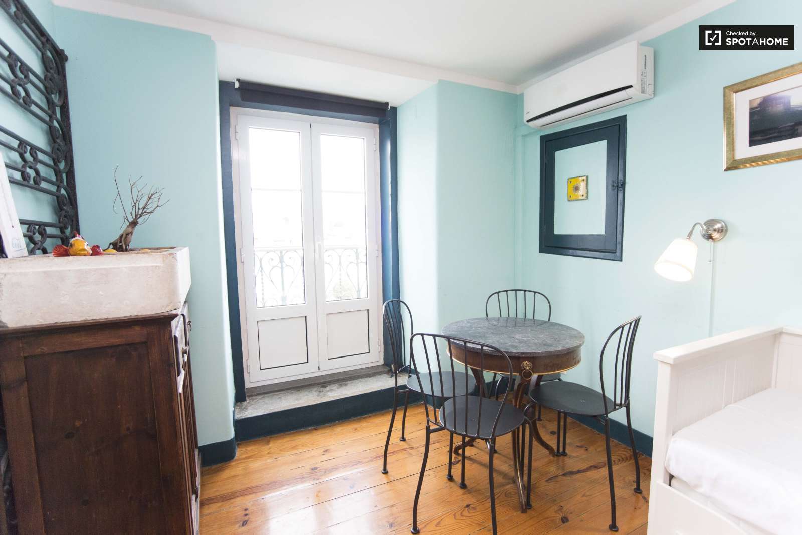 Bright studio apartment for rent close to Carmo Convent in Arroios