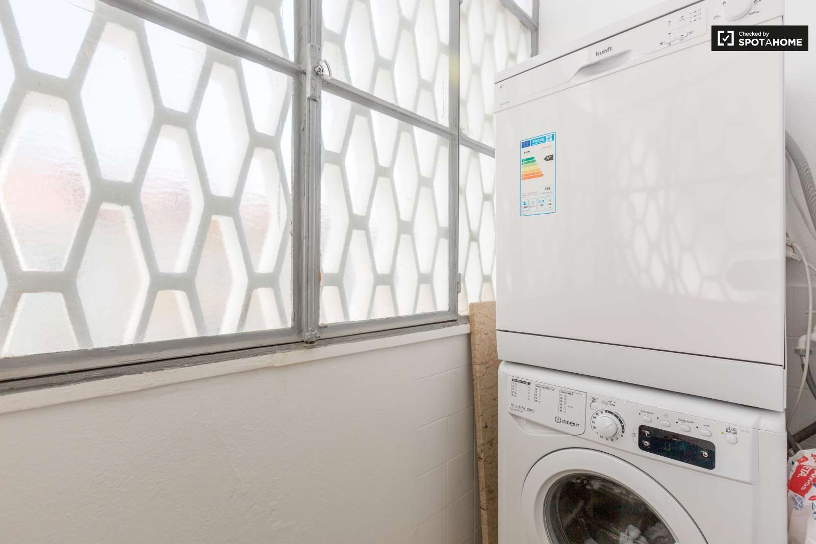 Large and Sunny Room For Rent In Belém Near Center of Lisbon